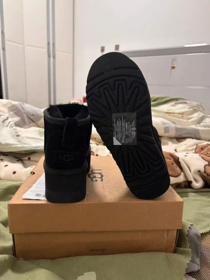 Bottes de neige UGG à talons hauts, noires, pointure 37 - photo numéro 3