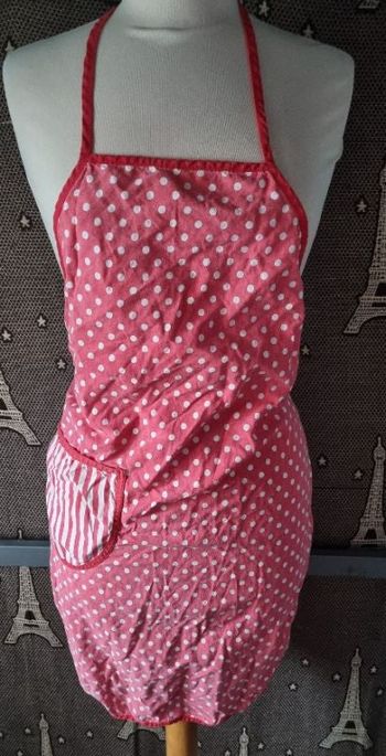 Tablier de cuisine rouge à pois