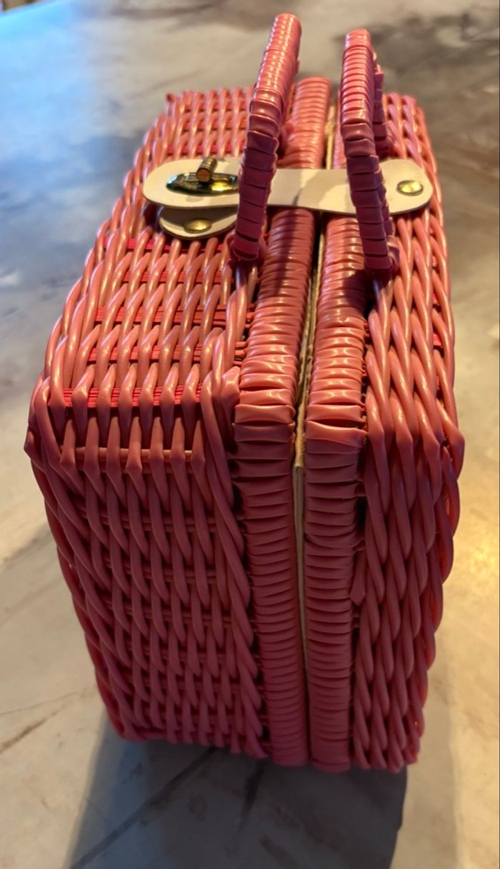 Vaisselle de pique nique dans un panier rose - photo numéro 5