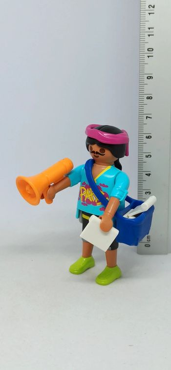 Homme activiste manifestant avec mégaphone et flyers playmobil