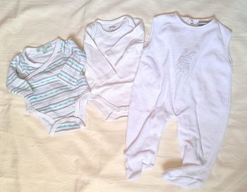 Lot vêtements naissance et 1 mois bodies et pyjama 