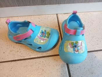Chaussures fermées,plage, piscine, stitch bébé fille taille 20,21, scratchs, mi saison été