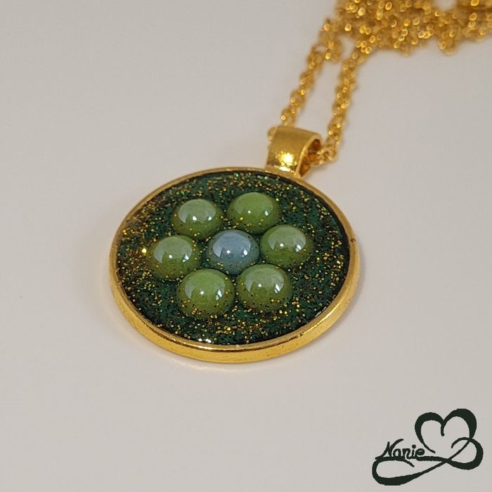 Sautoir doré avec des mosaïques et paillettes vertes - photo numéro 2