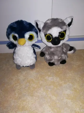 Lot de 2 doudous Yoohoo&friends, pingouin et lémurien