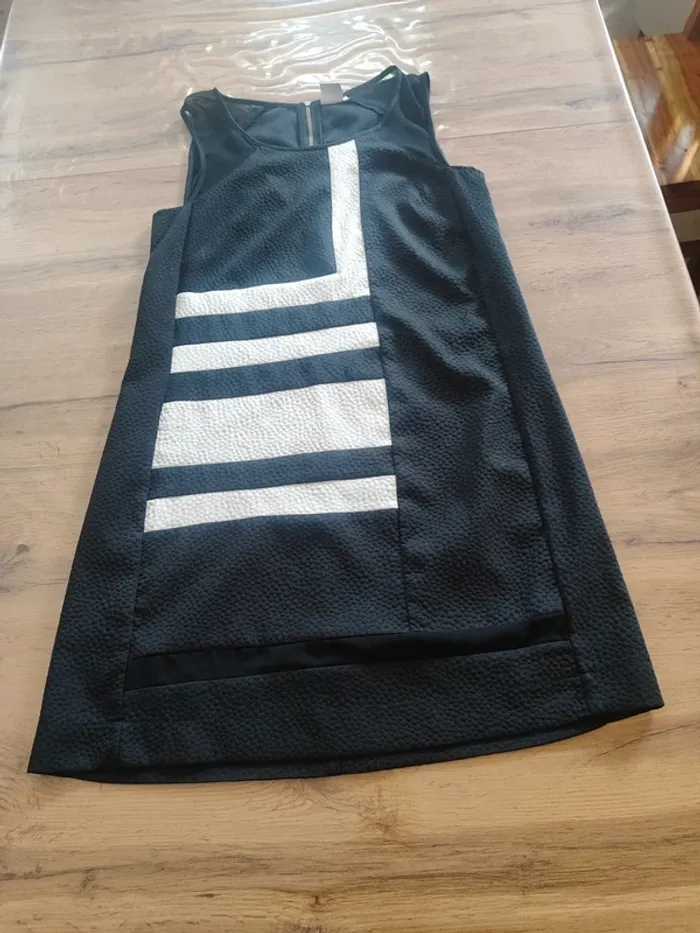 Robe Mini Miss Captain Trend Noire, Taille 38 - Style Graphique et Moderne !