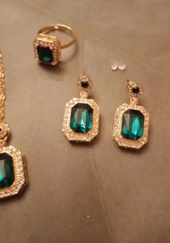 collier pendentif , boucles d'oreilles, bague . - photo numéro 3