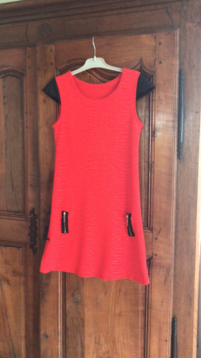 Robe rouge et noir taille 12 ans