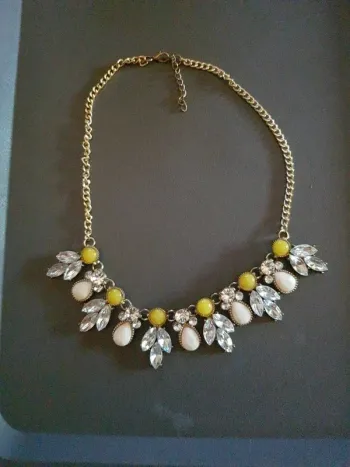 Collier femme. doré. 45 cm Neuf sans étiquette