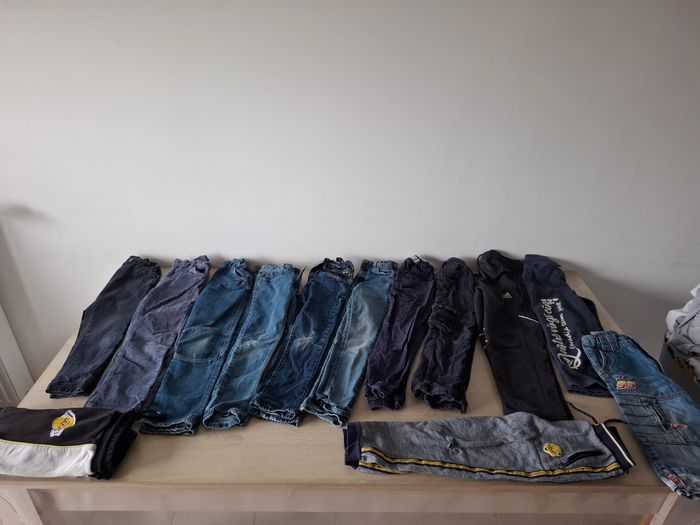 Lot 8 ans garçon 75 pièces, pull, jeans, manteau, tee shirt, cyrillus, hilfiger, benetton, levis - photo numéro 3