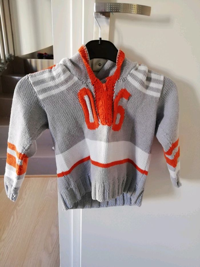 Pull capuche tricoté main