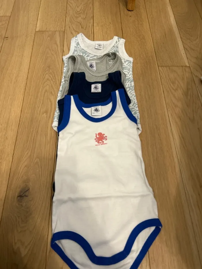 Lot 7 bodies sans manches Petit Bateau 6 mois