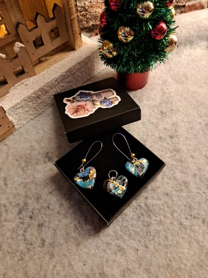 Boucles d'oreilles pendante avec pendentif assortie bleu noir doré