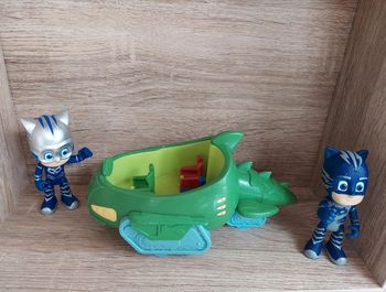 Vaisseau et 2 figurines pyjamask