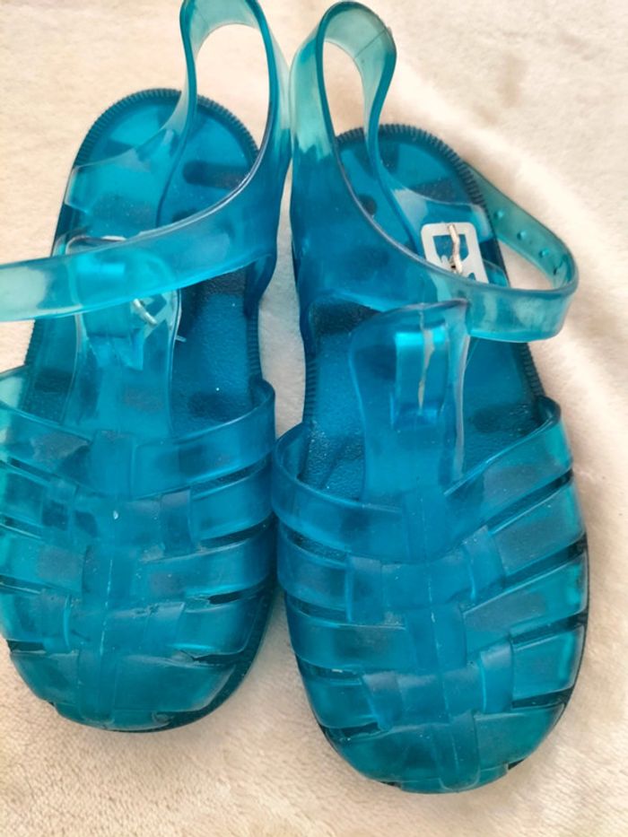Sandales en plastique taille 24 - photo numéro 2