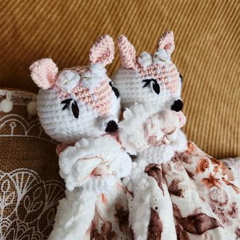 Doudou câlin lange Huguette la Bichette en crochet fait main cadeau de naissance anniversaire personnalisable