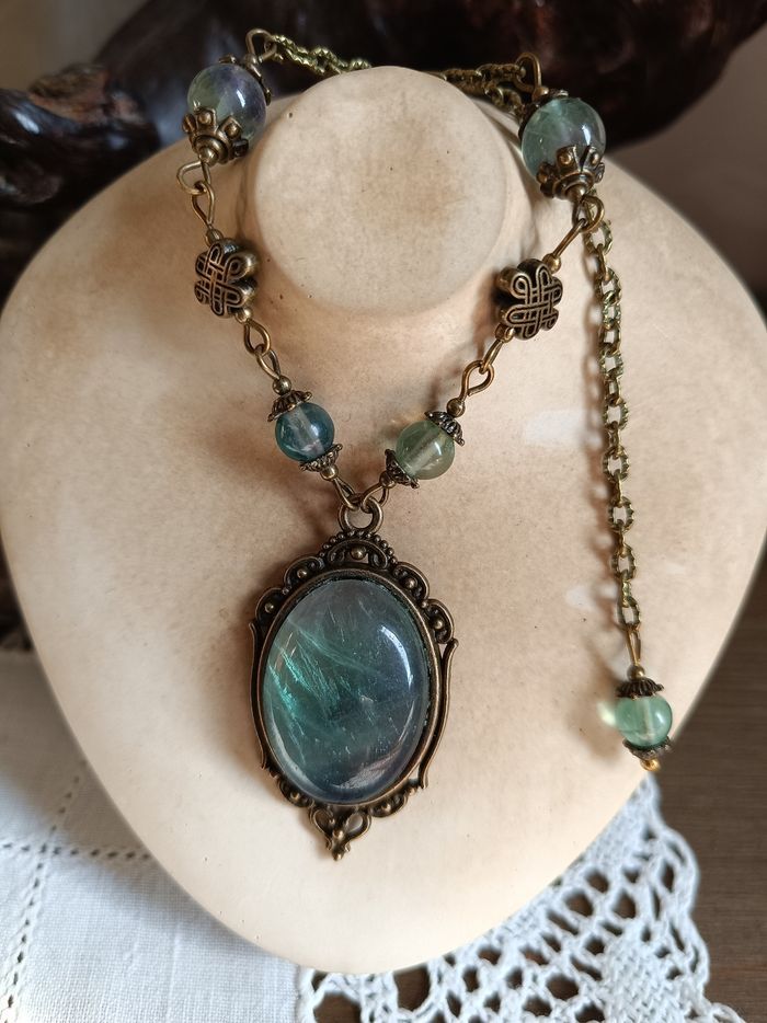 Collier ras du cou fluorite, cabochon fenêtre ouverte, bronze antique, création - photo numéro 3