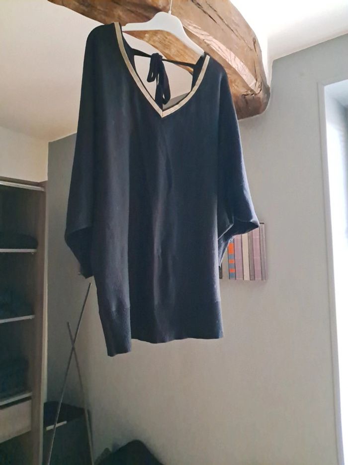 Pull noir avec un lien dans le dos très élégant