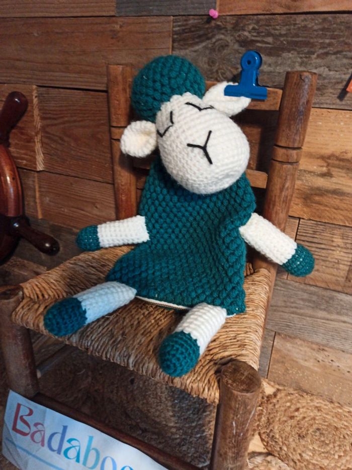 Doudou mouton tricoté cachette fait main tbe - photo numéro 2