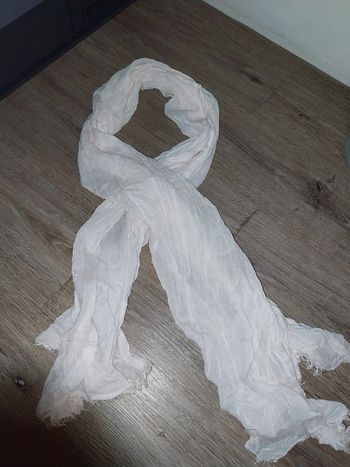 Foulard /écharpe/étole rose très pâle.