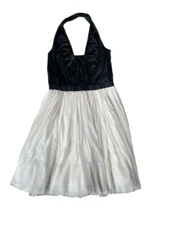 Robe de fêtes en velours noir et tulle blanc