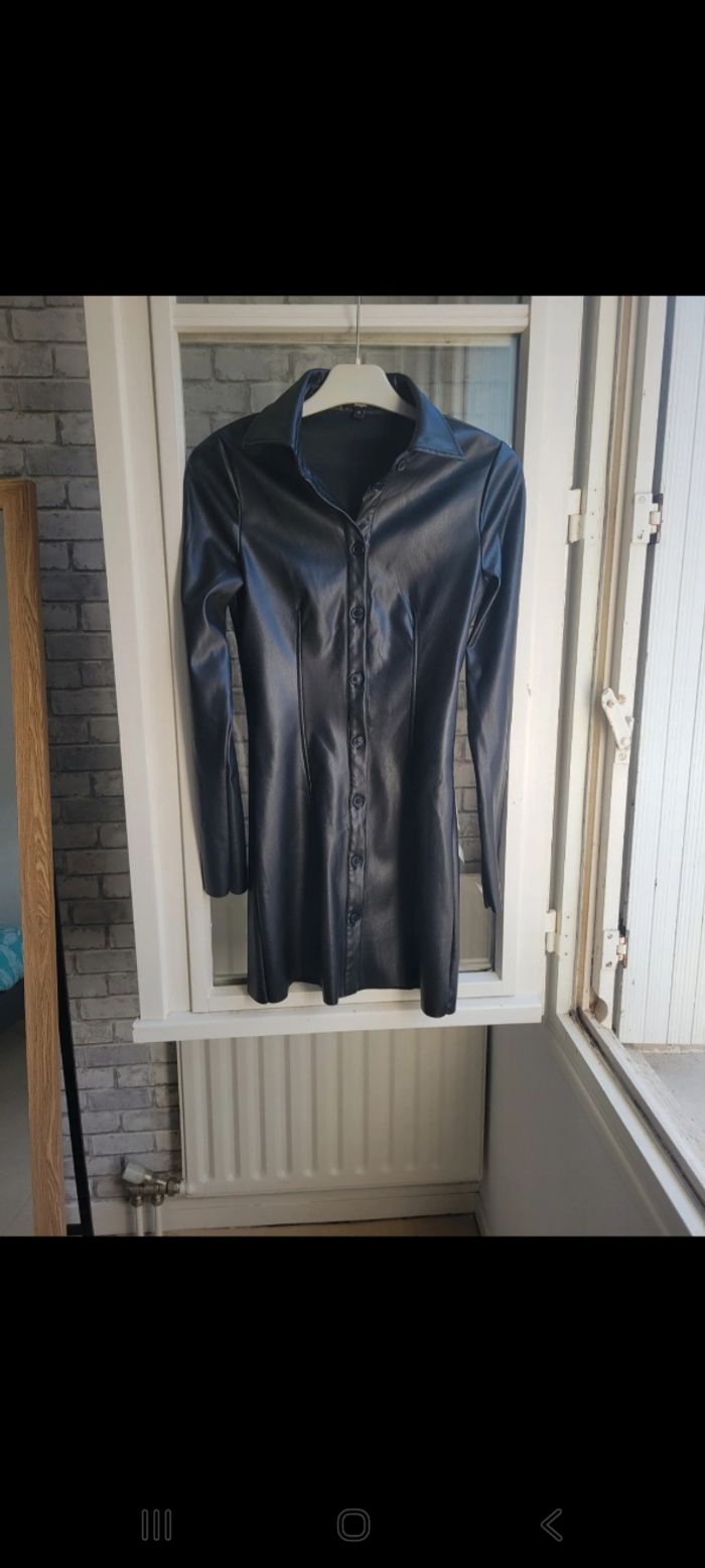 Robe cintrée en simili cuir