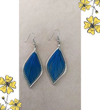 Boucles d’oreilles pendantes bleues – Fil tissé et monture argentée - Collection Brume Bleue