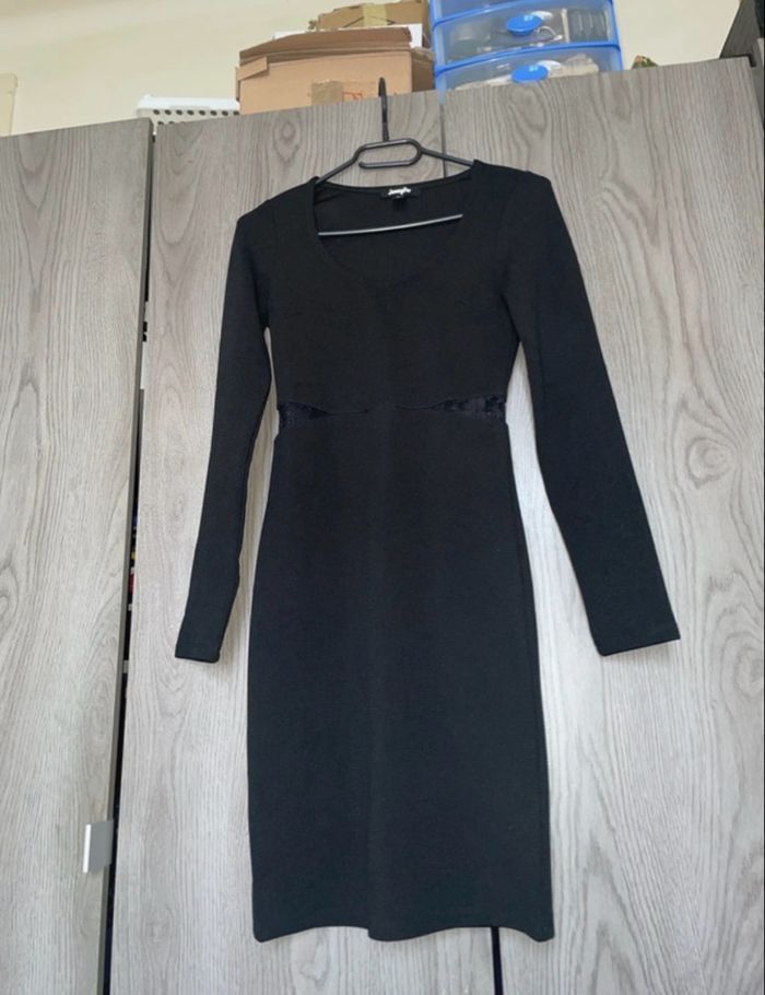 Robe noir avec dentelle - photo numéro 2