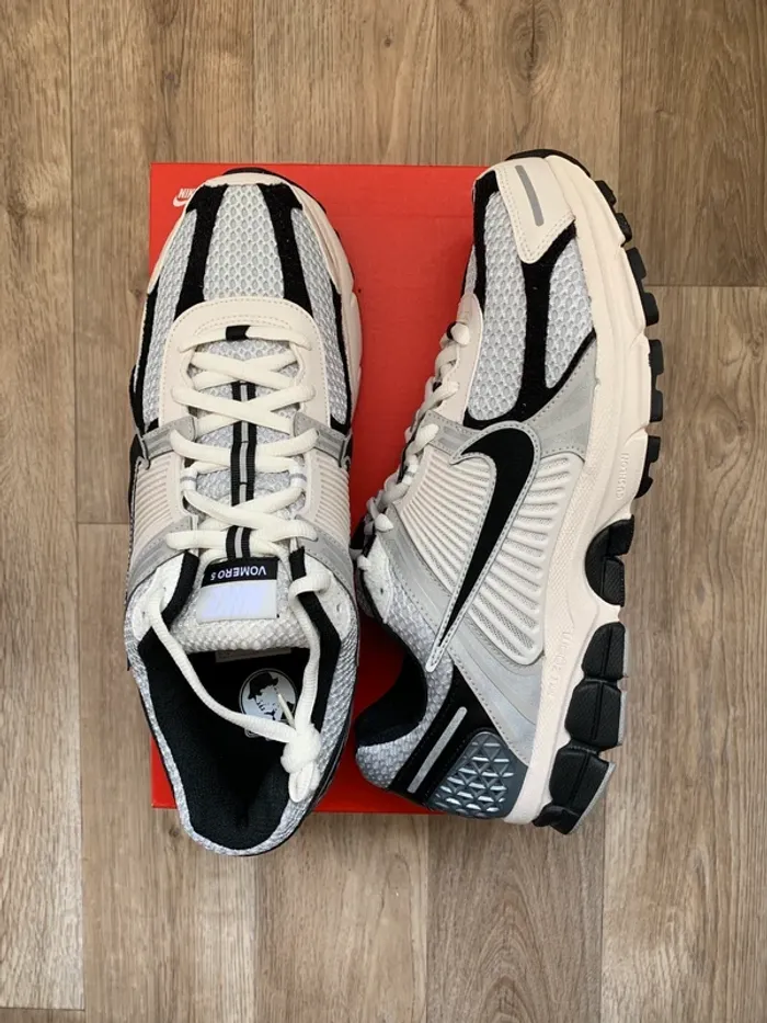 Nike Zoom Vomero 5 “Photon Dust / Black” - photo numéro 3