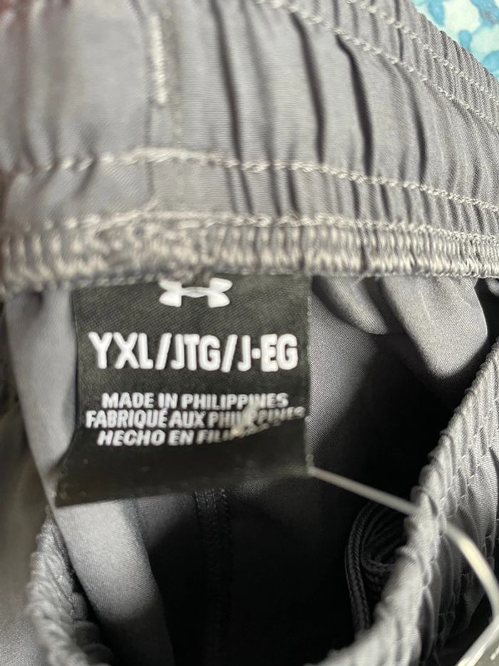 Short léger  Under Armour 14 / 16 ans - photo numéro 3