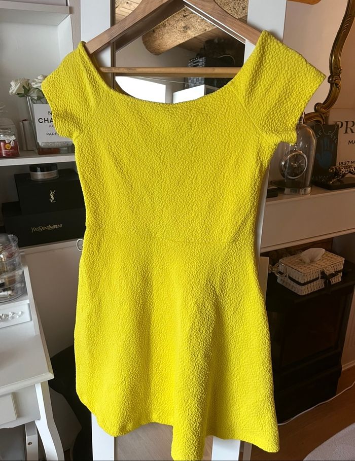 Robe patineuse jaune détail noeud dans le dos T.M Stradivarius TBE 🌻