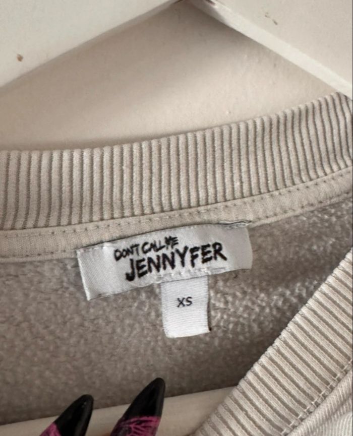 Pull blanc avec tags - photo numéro 2