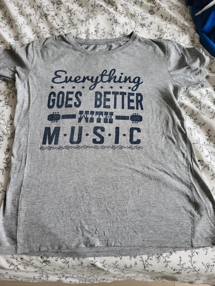 Tee shirt Everything goes better with music 13-14 ans