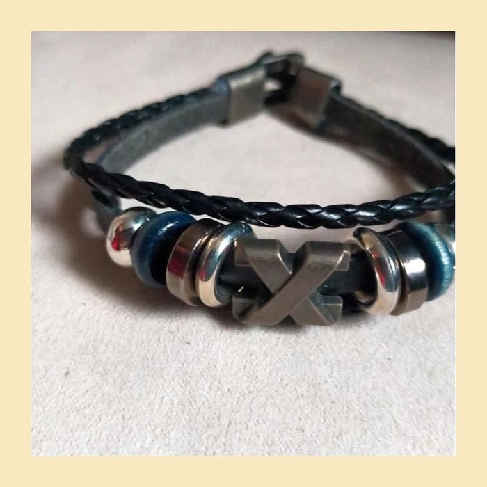 Bracelet homme cuir noir tressé – style rock avec perles métal et fermoir crochet