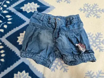 short hello kitty en taille 6 ans en bon état