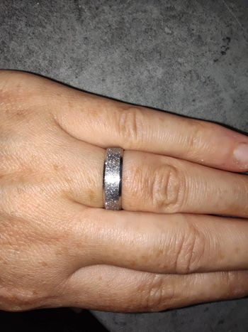 Bague métal argenté finement ciselée