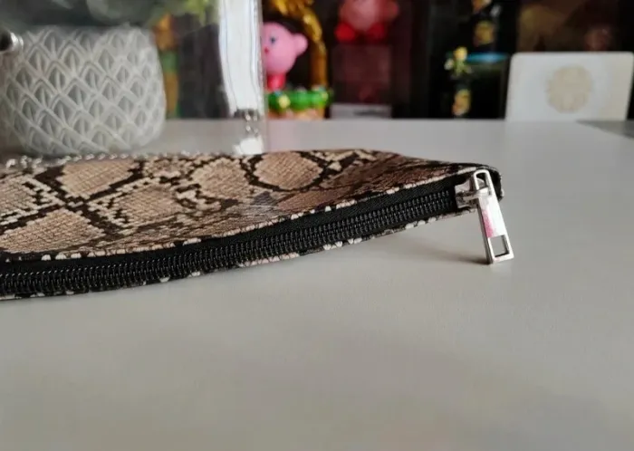 Grande pochette plastique + une autre pochette - photo numéro 4