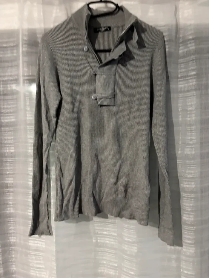 Pull gris à fermeture