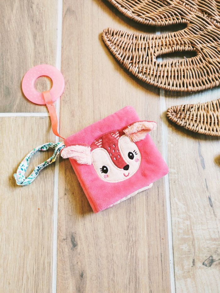 🦌Petit Livre d'éveil en tissu-peluche Stella le faon avec anneau de dentition marque Lilliputiens - photo numéro 5