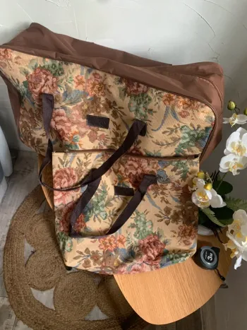 Grand sac vintage fourre tout +petit sac modèle tapisserie florale devant
