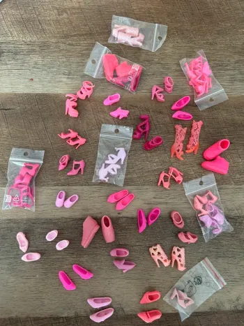 Paires de chaussures roses pour poupée Barbie ou similaire – 2€ la paire