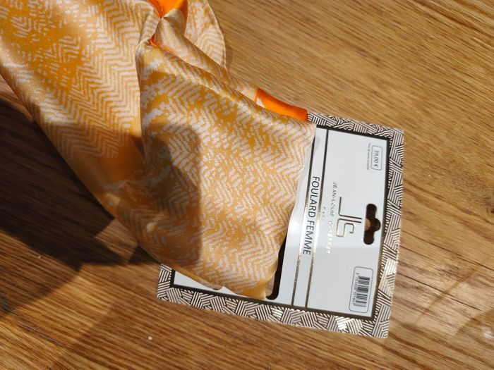 Foulard neuf - photo numéro 3