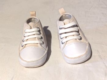Petites Chaussures Crèmes Blanches Fermeture Lacets Blancs Accessoire Petits Enfants Bébés
