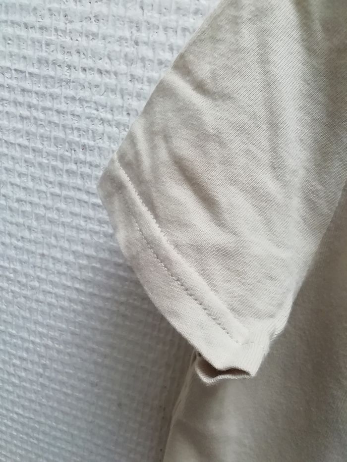 Vends t-shirt garçon été beige avec motif sur le devant - photo numéro 3