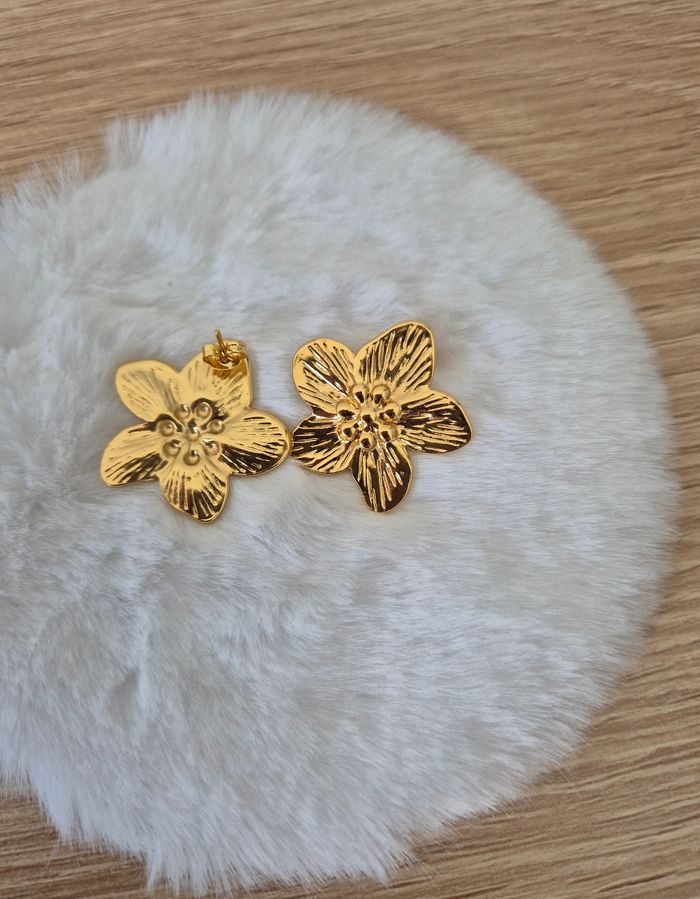 Boucles d'oreilles femme dorées forme fleur - photo numéro 2