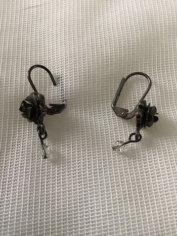 Paire de boucles d oreilles fantaisies motif rose et perle