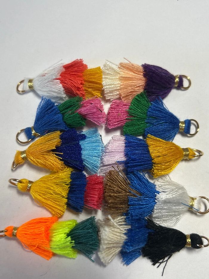 B26, lot de 10 triple pompons, anneaux dorés