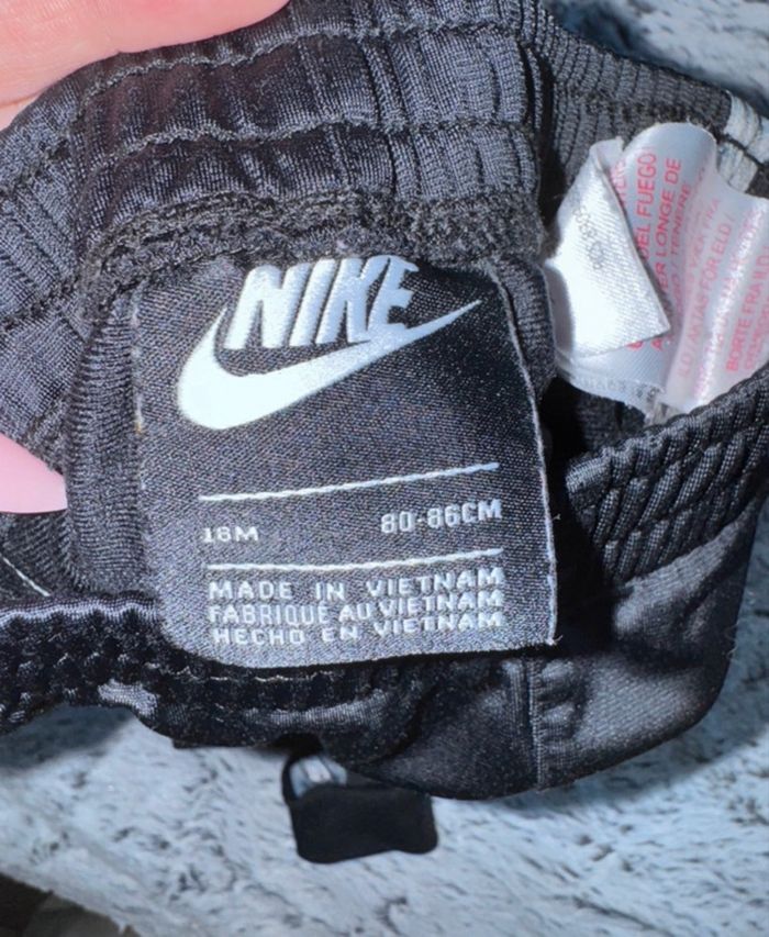 Ensemble jogging noir Nike bebe 18 mois bon état - photo numéro 3