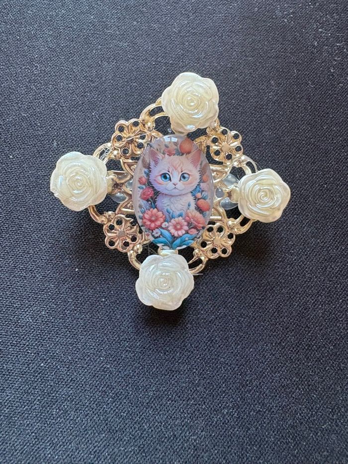 Broche chaton romantique naïf avec fleurs - photo numéro 1