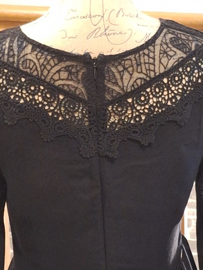 Robe élégante noire unie avec les épaules et la nuque en dentelle - photo numéro 6