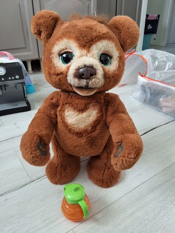 Jouet peluche interactive Furreal Fur real friends Cubby l'ours curieux 